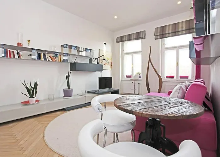 Stylish River-view Apartment *